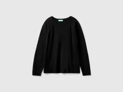 Black crew neck sweater in cashmere and wool blend
