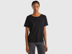 Black short sleeve t-shirt