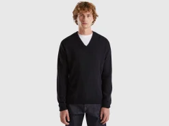 Black V-neck sweater in pure Merino wool