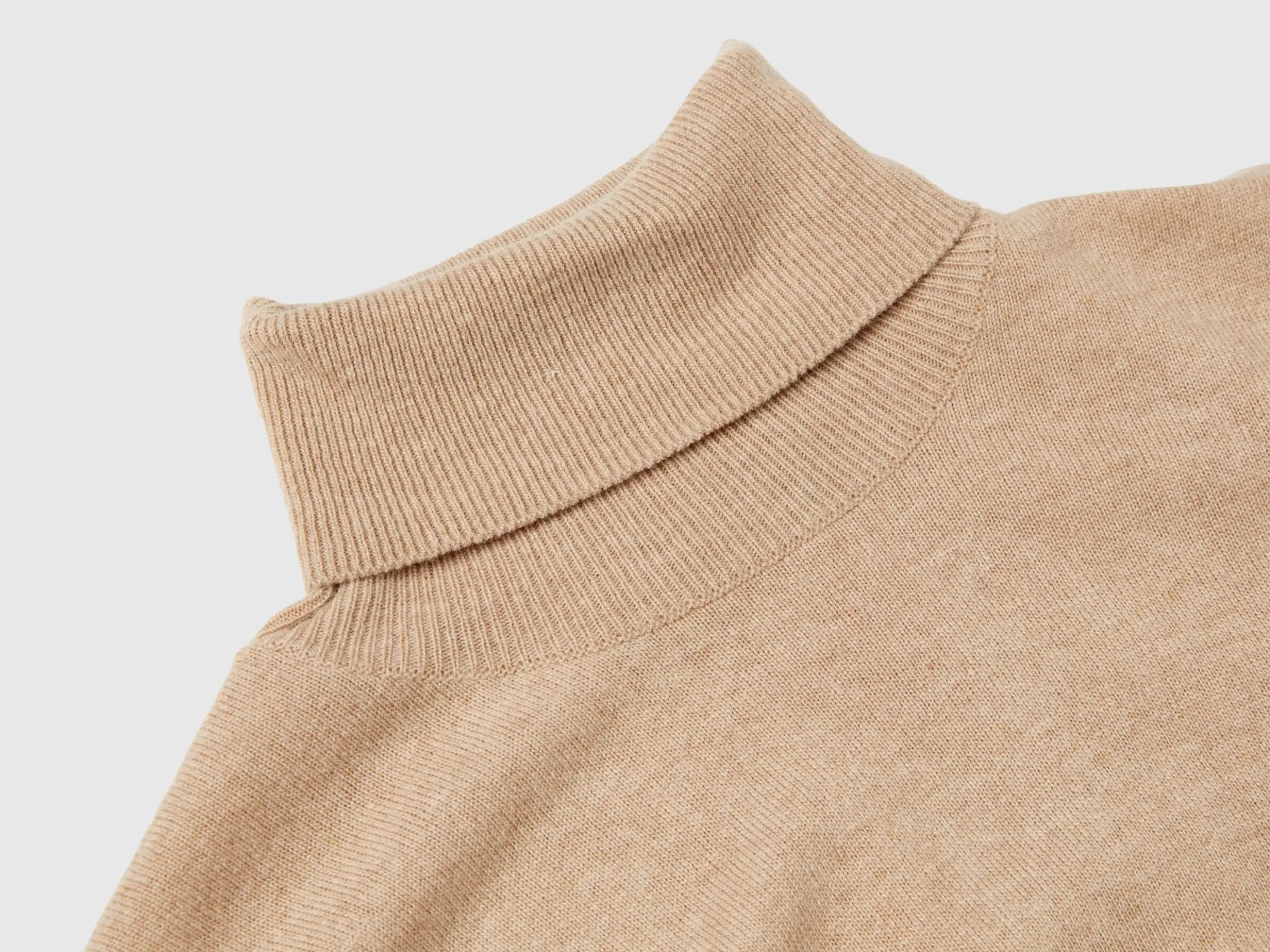 Camel short sleeve turtleneck in cashmere blend