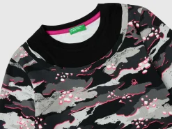 Camouflage t-shirt with neon details