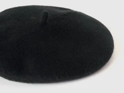 Classic beret in wool blend