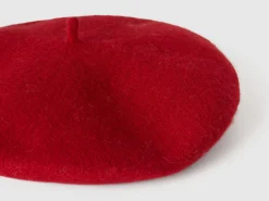 Classic beret in wool blend