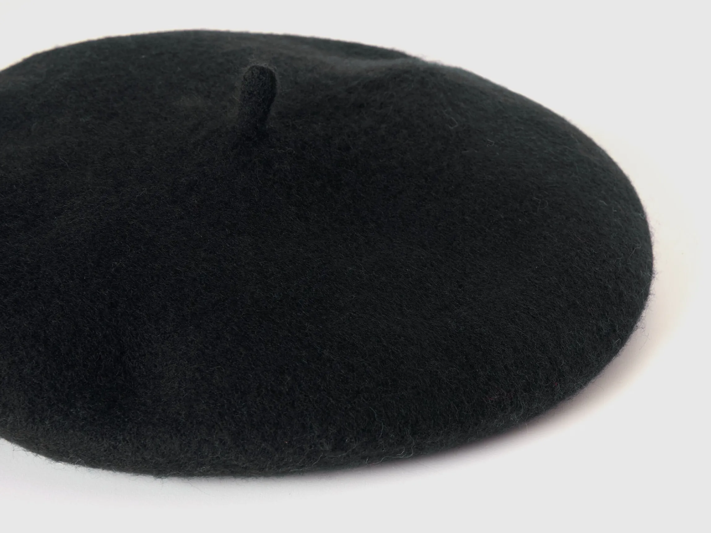 Classic beret in wool blend