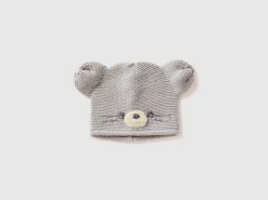 Crochet hat with applique