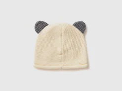 Crochet hat with applique