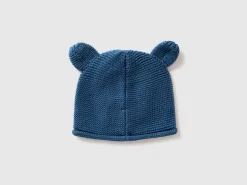 Crochet hat with applique