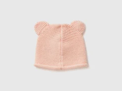 Crochet hat with applique