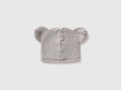 Crochet hat with applique