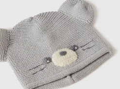 Crochet hat with applique