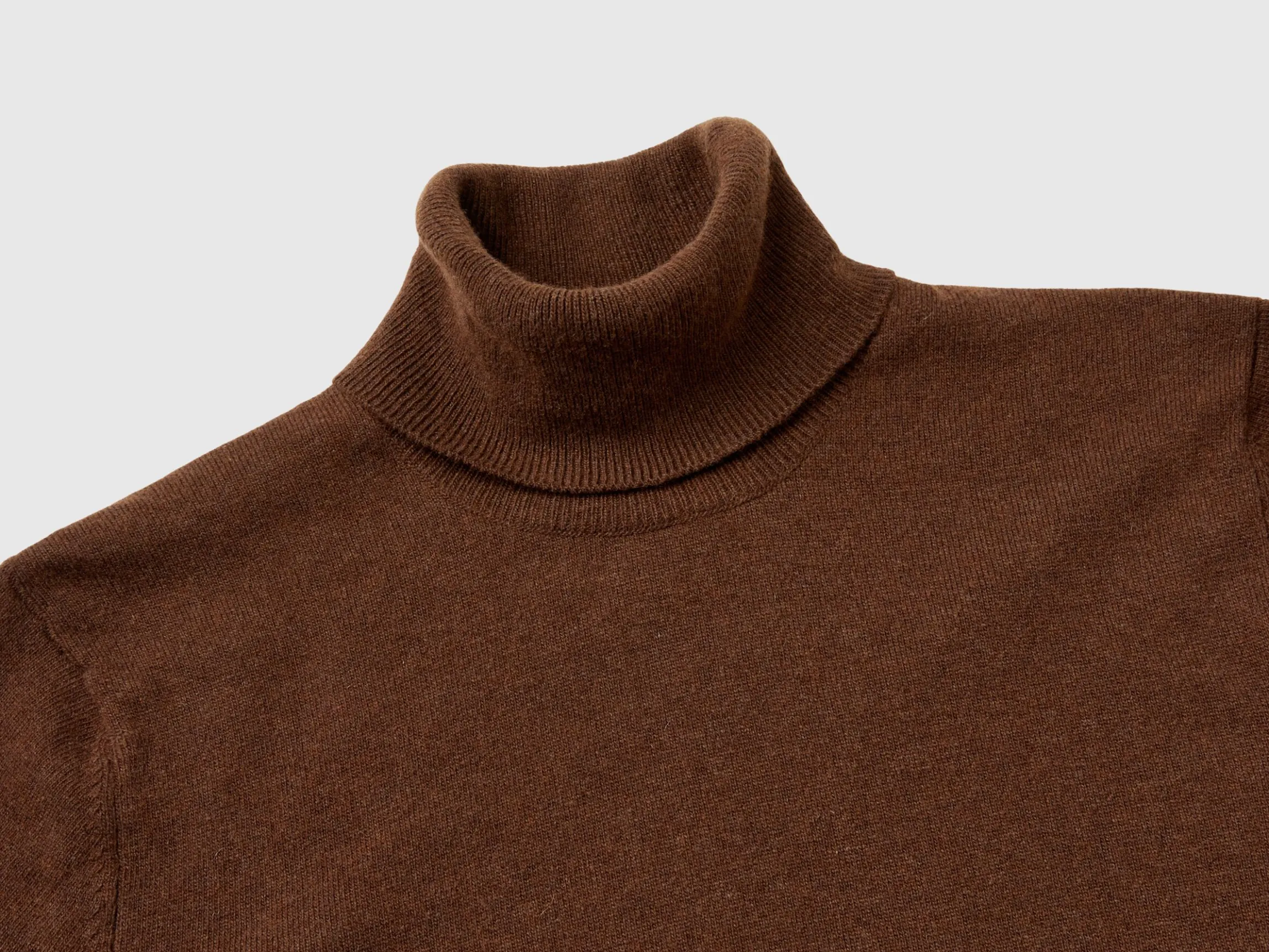 Dark brown short sleeve turtleneck in cashmere blend