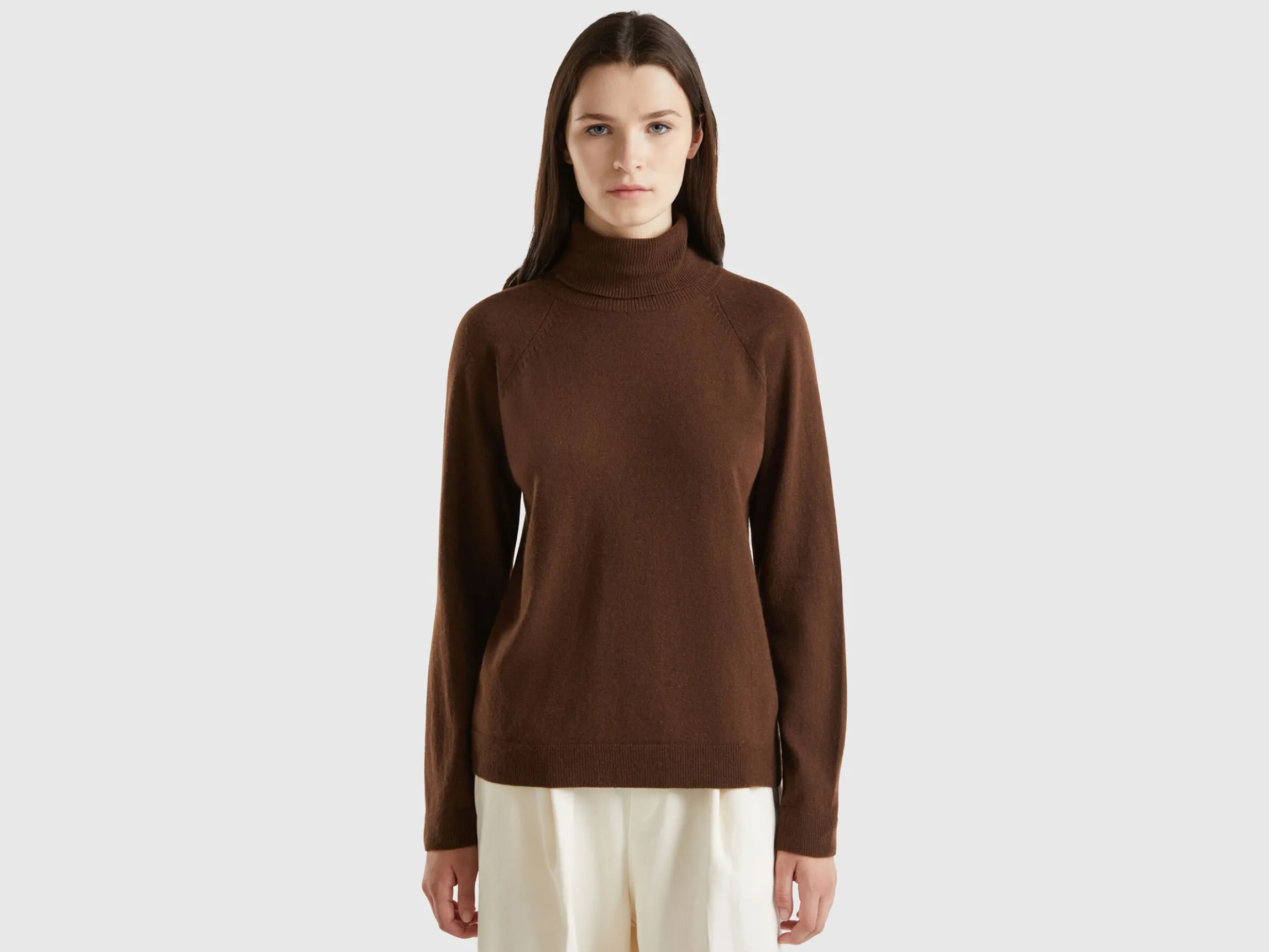 Dark brown turtleneck in wool and cashmere blend