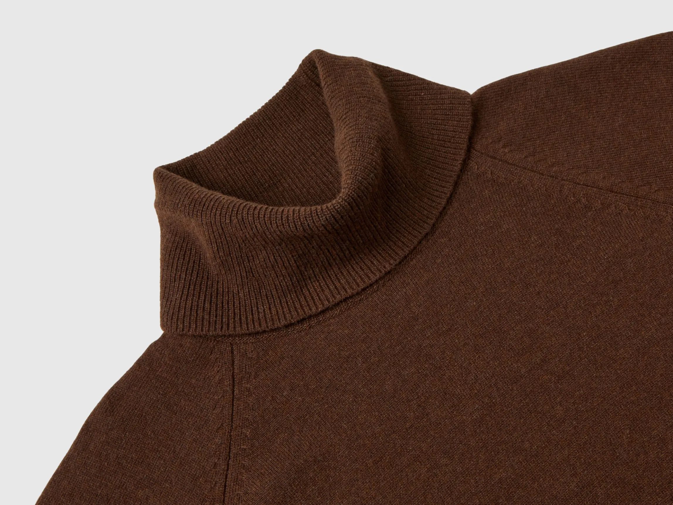 Dark brown turtleneck in wool and cashmere blend