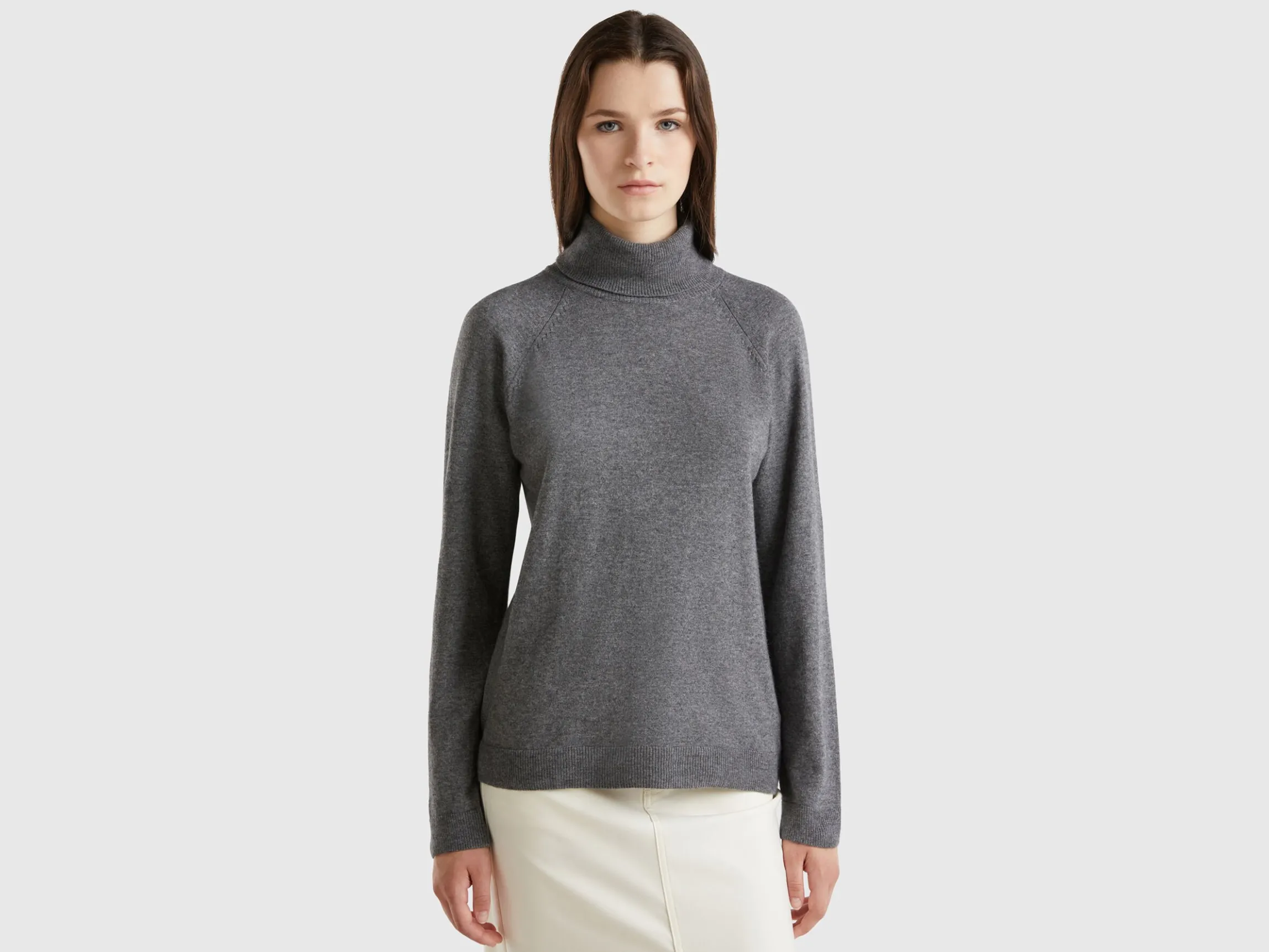 Dark gray turtleneck in wool and cashmere blend