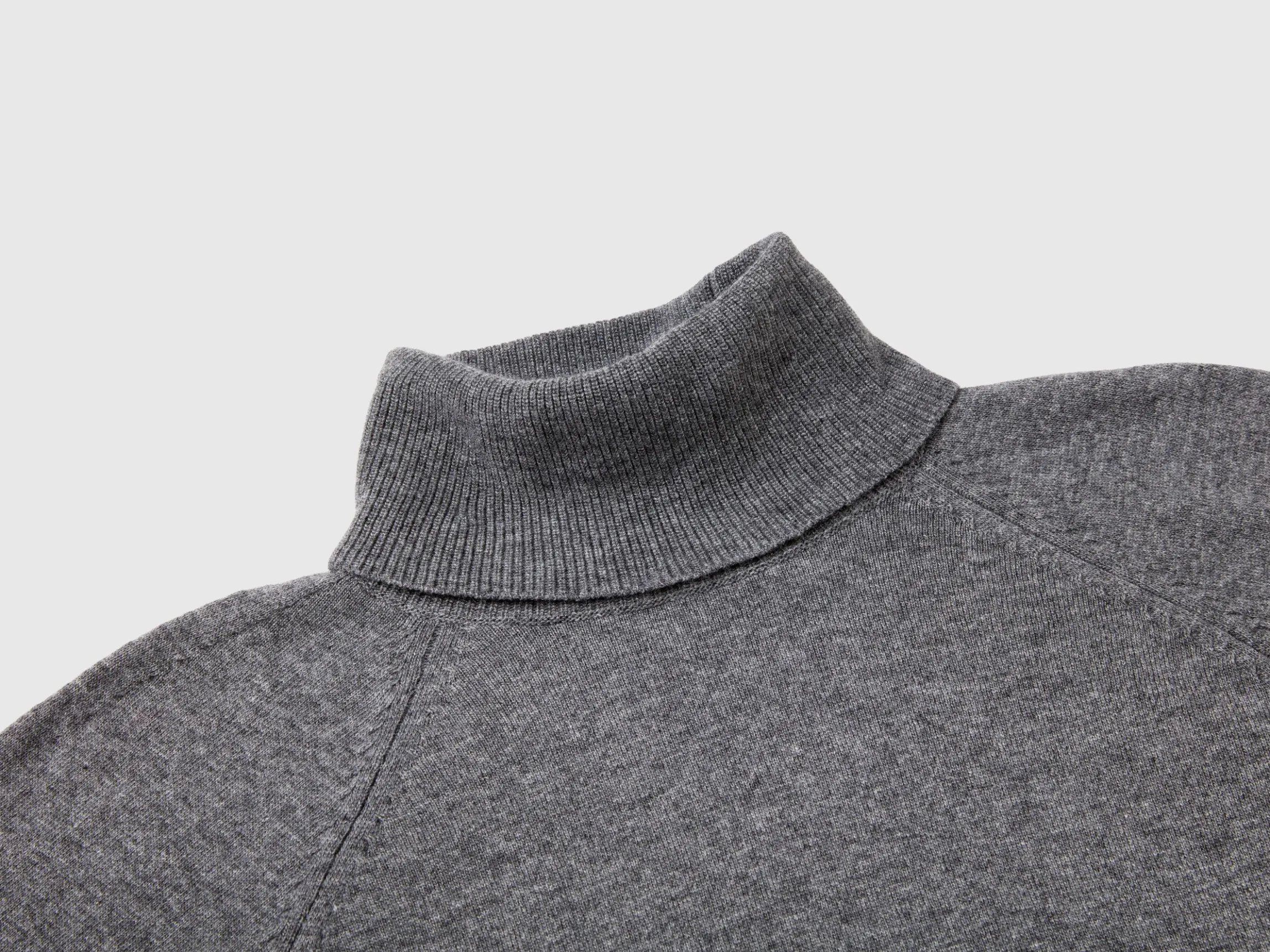 Dark gray turtleneck in wool and cashmere blend