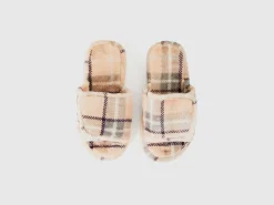 Faux fur heart slippers