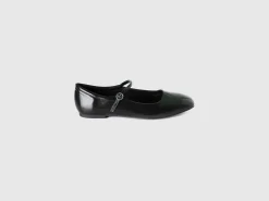 Flats with buckle