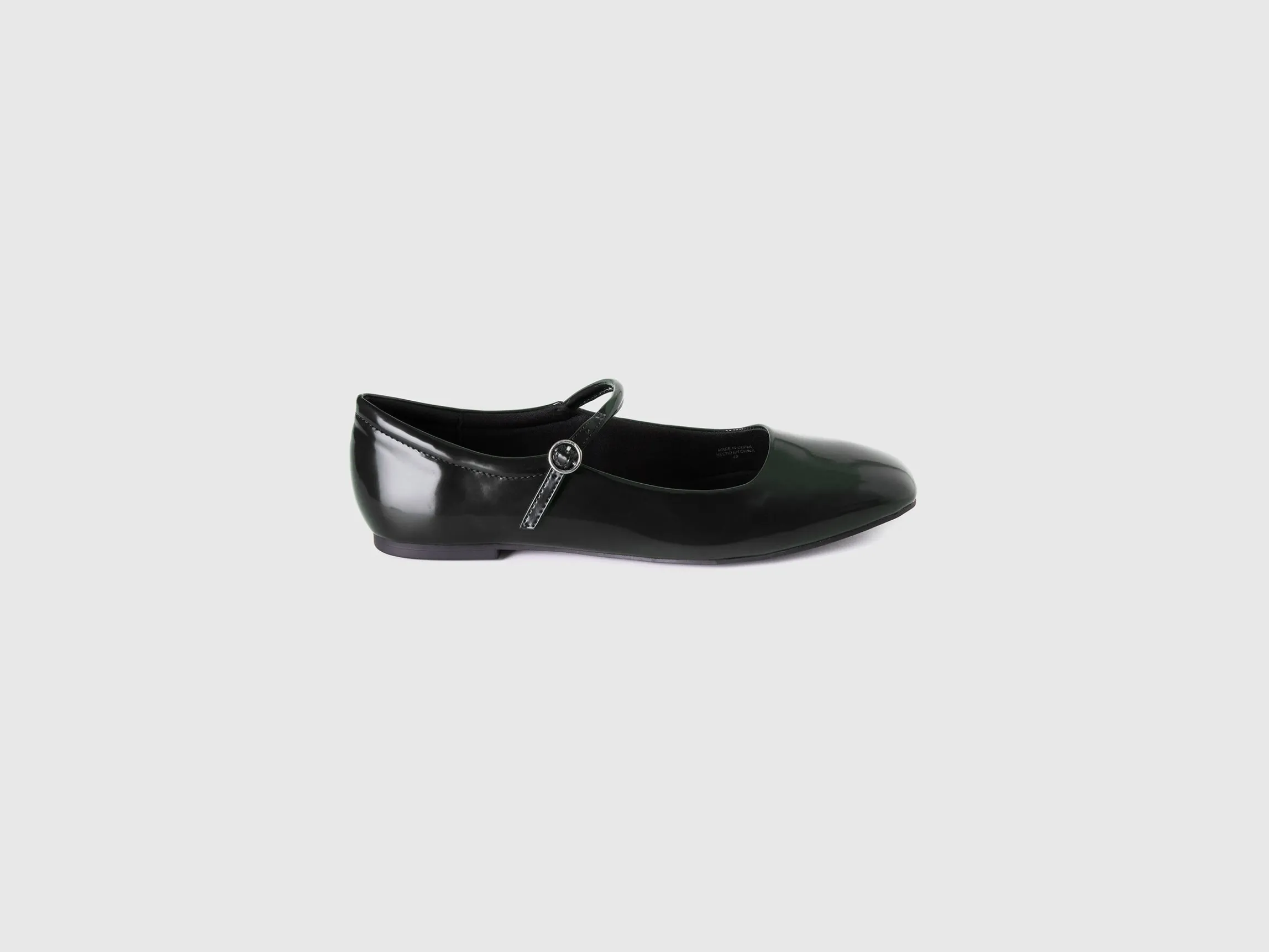 Flats with buckle