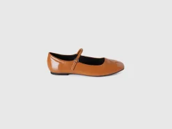 Flats with buckle
