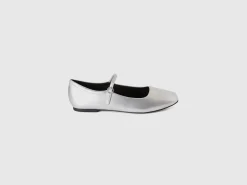 Flats with buckle