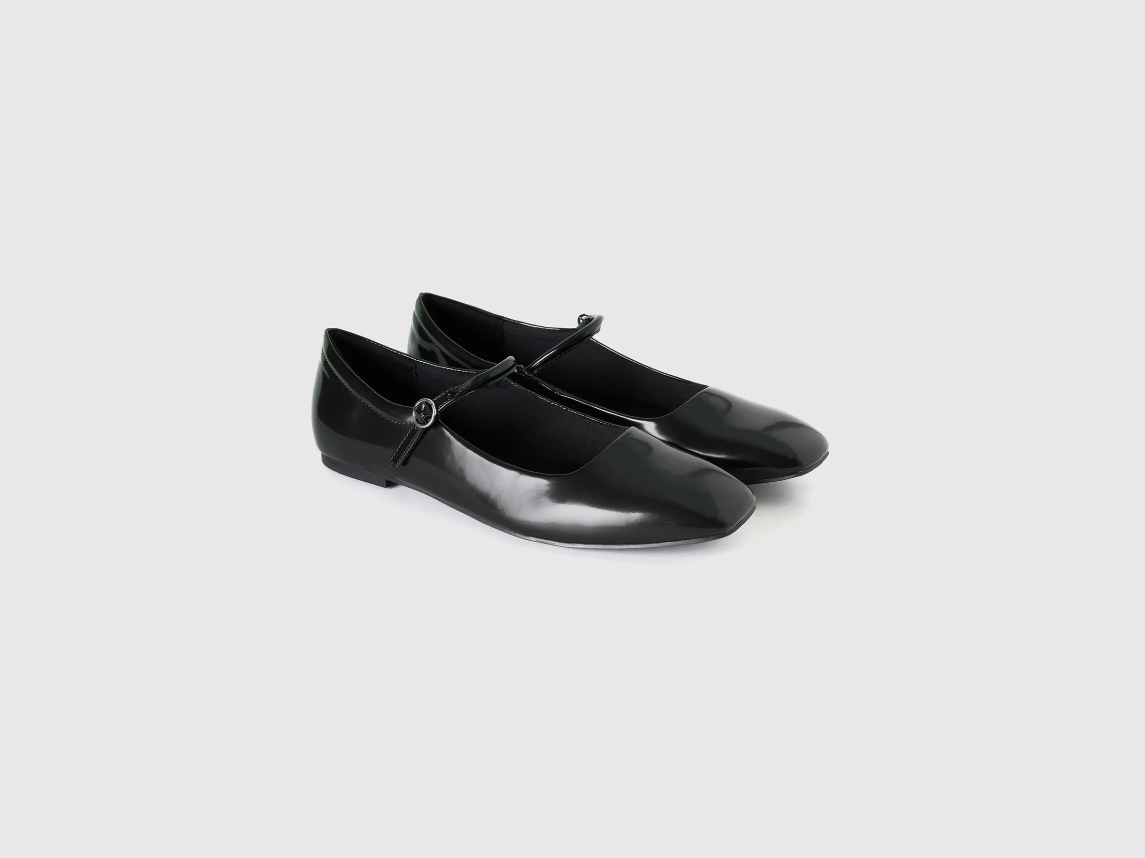 Flats with buckle