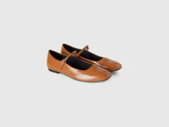 Flats with buckle