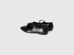 Flats with buckle