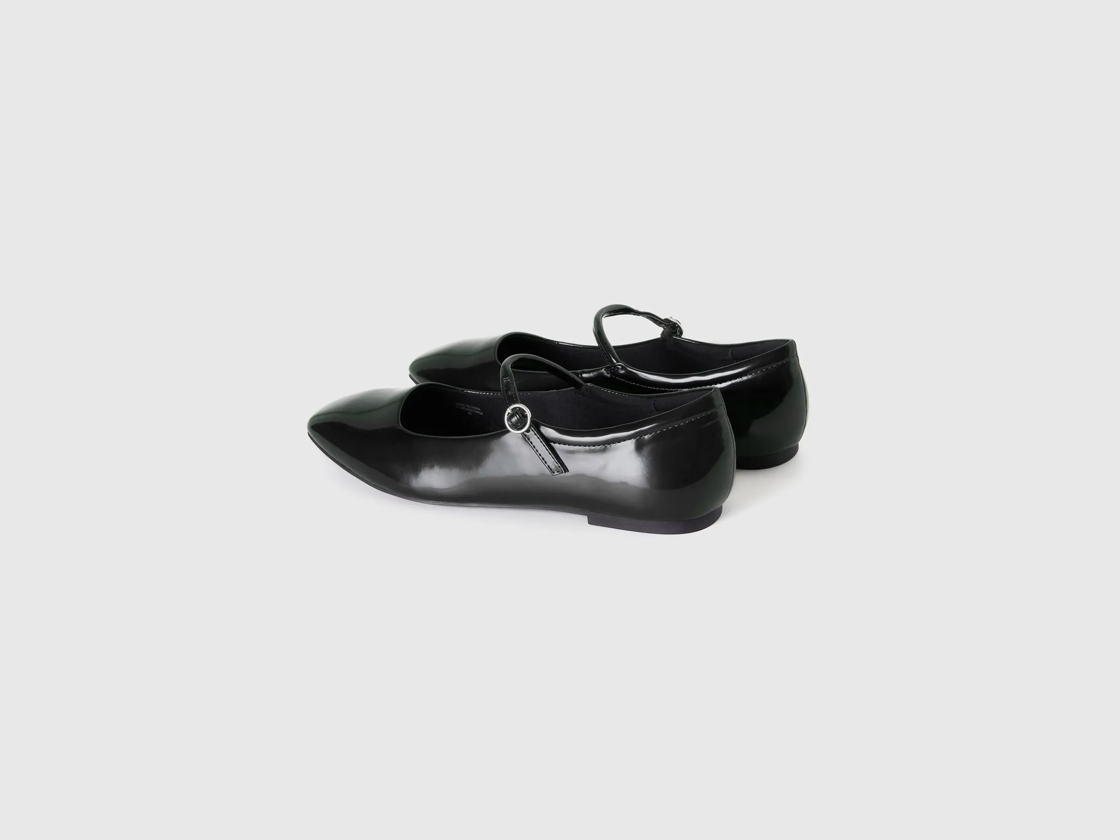 Flats with buckle