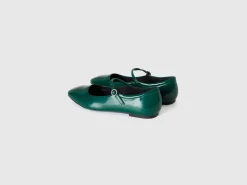 Flats with buckle