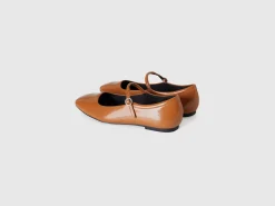 Flats with buckle
