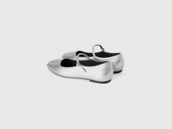 Flats with buckle