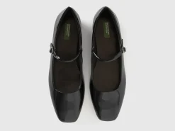 Flats with buckle