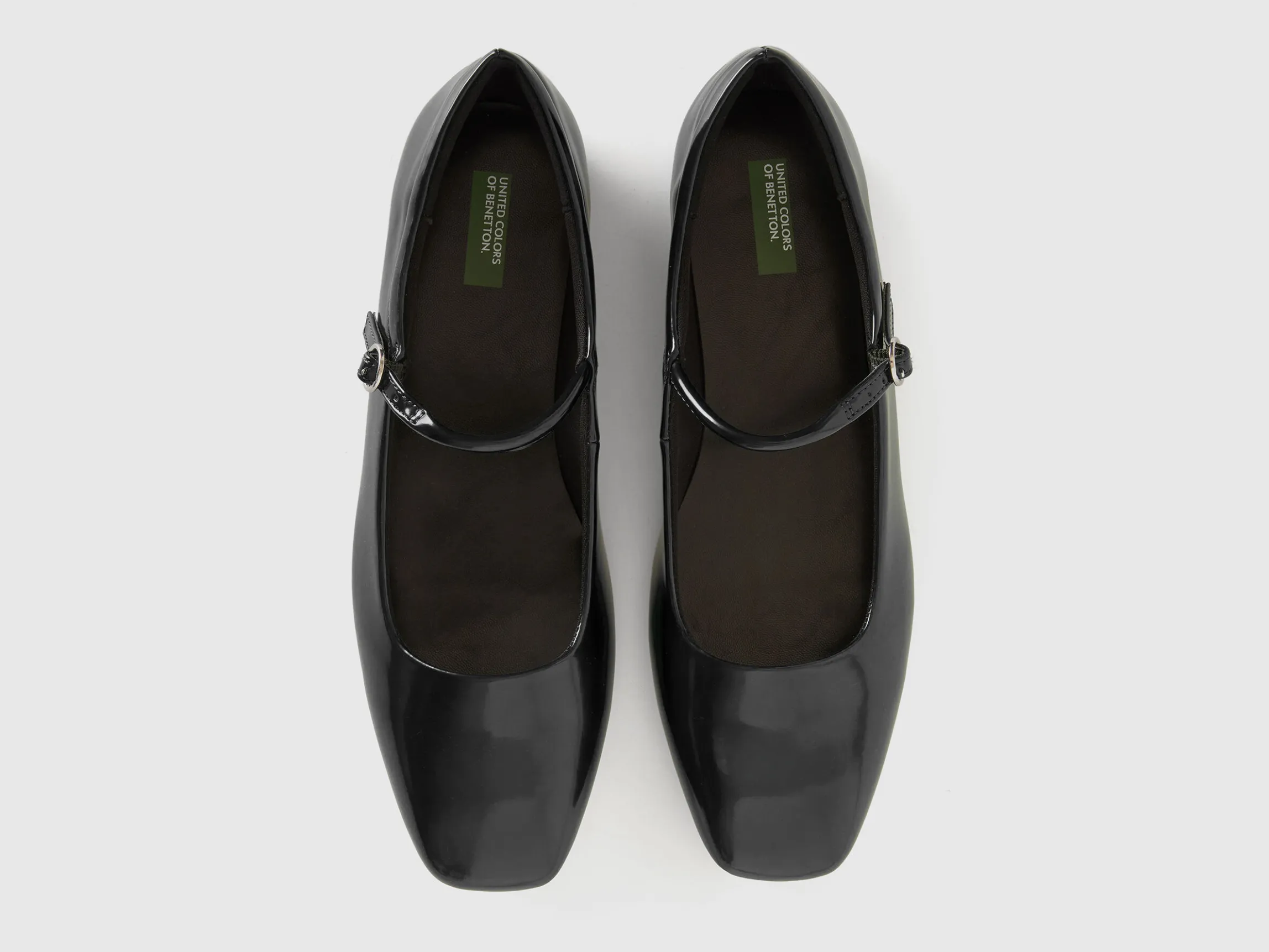 Flats with buckle