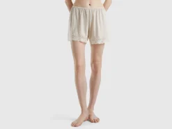Flowy shorts with lace