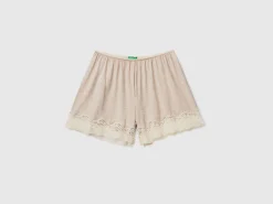 Flowy shorts with lace