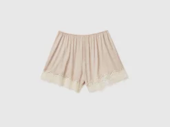 Flowy shorts with lace