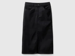 Flowy skirt with slit