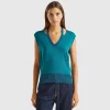 Flowy sweater with V-neck and laces