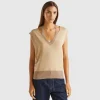 Flowy sweater with V-neck and laces