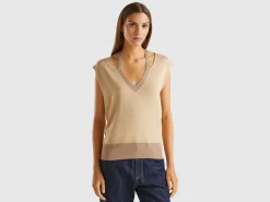 Flowy sweater with V-neck and laces