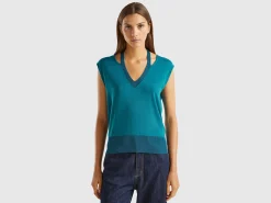Flowy sweater with V-neck and laces
