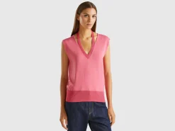 Flowy sweater with V-neck and laces
