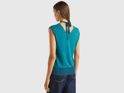 Flowy sweater with V-neck and laces