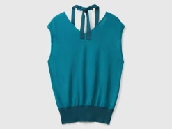 Flowy sweater with V-neck and laces