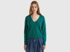 Forest green V-neck sweater in pure Merino wool