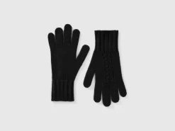 Gloves with cable knit