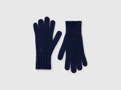 Gloves with cable knit