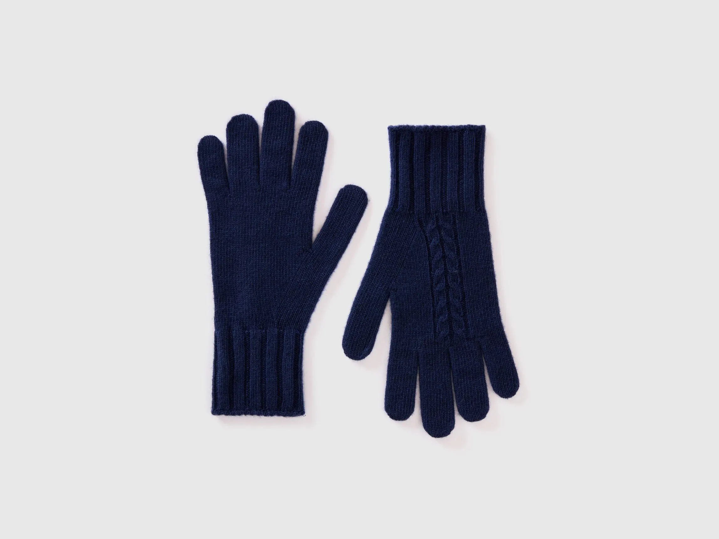 Gloves with cable knit