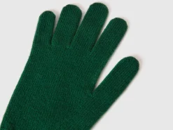 Gloves with cable knit