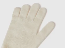Gloves with cable knit